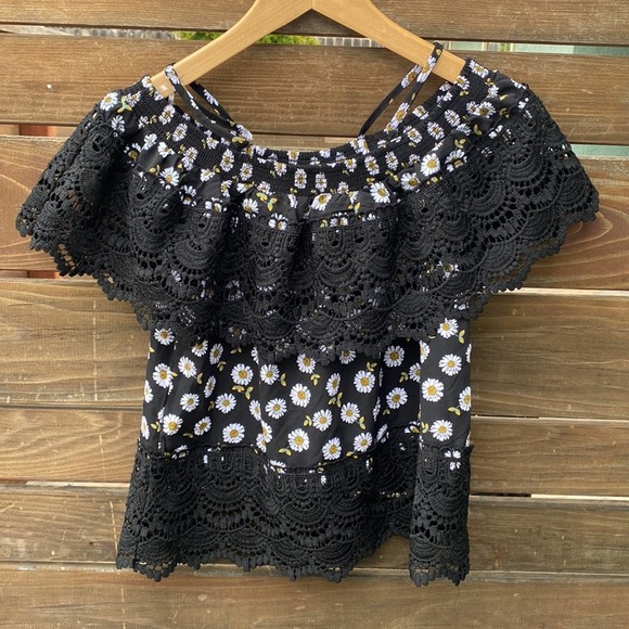 Off the Shoulder Black Flowy Daisy Top with Lace Detail - M - Picture 3 of 7